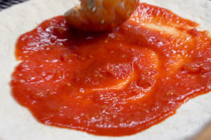 当店で大人気のトマトソースパスタのソースをベースにピッツァ用にアレンジしたニーナ特製ソース