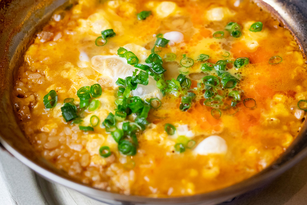 もつの脂、野菜の出汁がたっぷりのスープはそれだけでも最高ですが、このピリ辛スープに玉子のまろやかさが加わればもう得も言われぬ美味しさです。